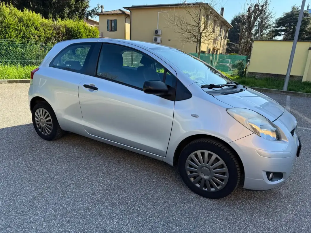 Toyota-Yaris-06-2010