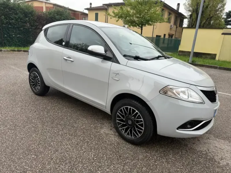 Lancia Ypsilon III 2015 0.9 METANO - NEOP. - 12 MESI DI GARANZIA - — foto 2